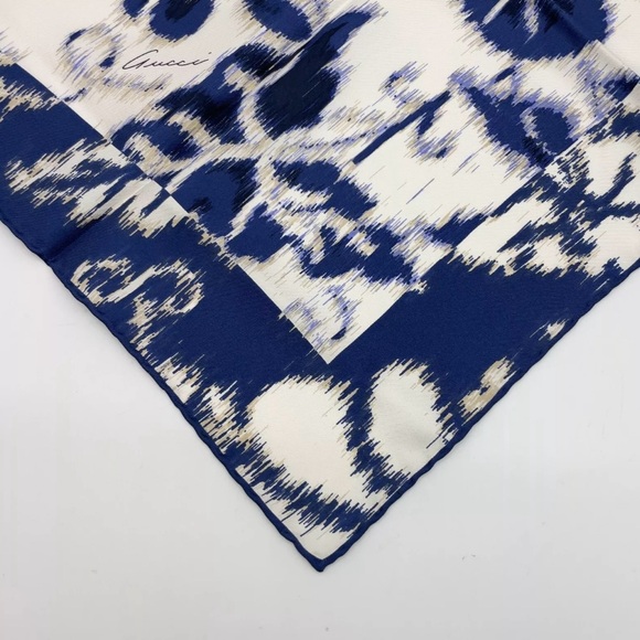 Scarf Sale - Gucci Floral Pattern Navy and White Silk Scarf - Picture 10 of 12